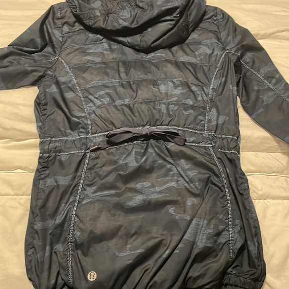 Lululemon blue camouflage lightweight down jacket - Picture 4 of 6